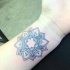 bellissimo grigio nero mandala tatuaggio sul polso