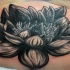 bellissimo fiore loto nero tatuaggio