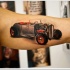 Tatuaje en el brazo, coche lindo retro