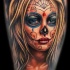 Tatuaje en la pierna, santa muerte chica rubia