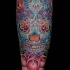 Tatuaje de calavera de azúcar mexicana  con flores de color rosa