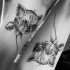Hermoso tatuaje de estilo dibujos animados pintado por Inez Janiak de pequeño gato