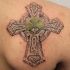 Tatuaje en el hombro,
cruz celta  de piedra con trébol