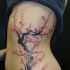 Tatuaggio colorate sul fianco la sakura fiorita