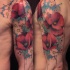 Tatuaje de amapolas delicadas en el brazo