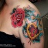 bellissima colorata serratura a forma di cuore con rose tatuaggio su spalla