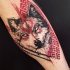 Hermoso tatuaje de lobo de colores con ojos demoníacos y adornos