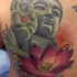 bellissimo colorato buddista e fiore loto tatuaggio sulla schiena