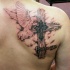 Tatuaje en el hombro,
cruz de madera y paloma divina