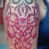 Tatuaje en el brazo, ornamento magnífico multicolor