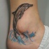 Tatuaje en el pie,
delfín sencillo bonito en ondas