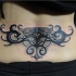 Tatuaje  de  patrón  tribal en la espalda baja