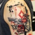 bellissimo colorato a tema d'azzardo carte da gioco e pistola tatuaggio su spalla