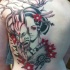 bellissima geisha con maschera in testa tatuaggio sulla schiena