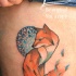 bellissima volpe rossa geometrica tatuaggio sulla coscia