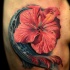 bellissimo fiore ibisco tatuaggio sulle costole