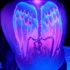 meraviglioso tatuaggio ali luce nera sulla schiena