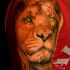 Tatuaggio colorato sul deltoide il leone by Fernando Souza
