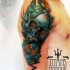 Toll aussehend farbiger Oberarm Tattoo des menschlichen Schädels mit Schmetterling und Blumen