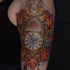 Tatuaje en el hombro, reloj de pared antiguo  decorado con hojas y ciervo