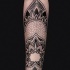 Beau look dotwork style avant-bras tatouage de beaux ornements floraux