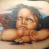 Tatuaje de angelito en el hombro