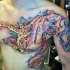 bellissimo multicolore astratto polipo tatuaggio su petto e spalla