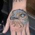 Tatuaje en la mano, 
cara de águila fantástica