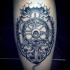 Tatuaje en el muslo, 
tema náutico con ancla y timón fascinantes