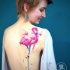 Tatuaje  de flamenco rosado brillante  en la espalda