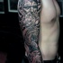 Tatuaje en el brazo completo, poseidón severo de piedra