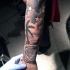Tatuaje en el antebrazo,
playa con rosa y palmera, colores negro blanco