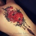 Bellissimo dipinto colorato da Caro Voodoo tatuaggio posteriore superiore di grandi fiori con piuma