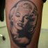 Tatuaje en el muslo, 
retrato realista de Marilyn Monroe preciosa