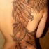 Tatuaje en la espalda, fénix con plumas caídas