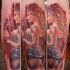 bellissima ragazza pin up cantante tatuaggioavambraccio