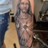Tatuaje en el antebrazo, retrato de jesús hermoso