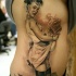 Tatuaje en las costillas, chica hermosa pin up