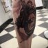 bellissimo realistico motociclista tatuaggio sulla gamba