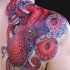 Tatuaje en el omóplato  de un pulpo bonito y real.