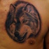 Tatuaje  de retrato de lobo  en el pecho