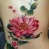 bellissimo loto rosso tatuaggio sulla schiena