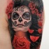BELLISSIMA SANTA MUERTE CON ROSE ROSSE E CORVO NERO TATUAGGIO