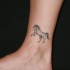 Tatuaje en el tobillo,  caballo bonito pequeño