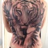 Tatuaje en la espalda, tigre calmado