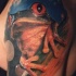 bellissima rana su albero tatuaggio a mezza manica