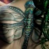 Wunderschöne türkisfarbige Libelle Tattoo am Rücken