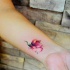 Tatuaje en la muñeca, flor magnífica brillante