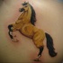 Tatuaggio realistico sulla spalla il cavallo
