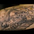 Tatuagem de bíceps pintado em preto e branco estilo de acidente de trem